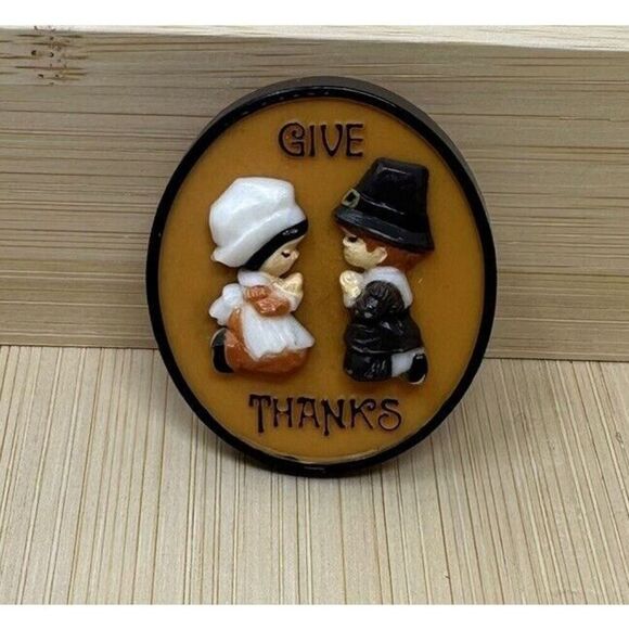 Hallmark Jewelry - Vtg Thanksgiving Brooch Lapel Pin "Give Thanks" Praying Pilgrims 1.5" Hallmark